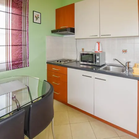 Jacqueline Apartment *